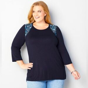 Women’s Avenue top size 22/24 beautiful embroidery